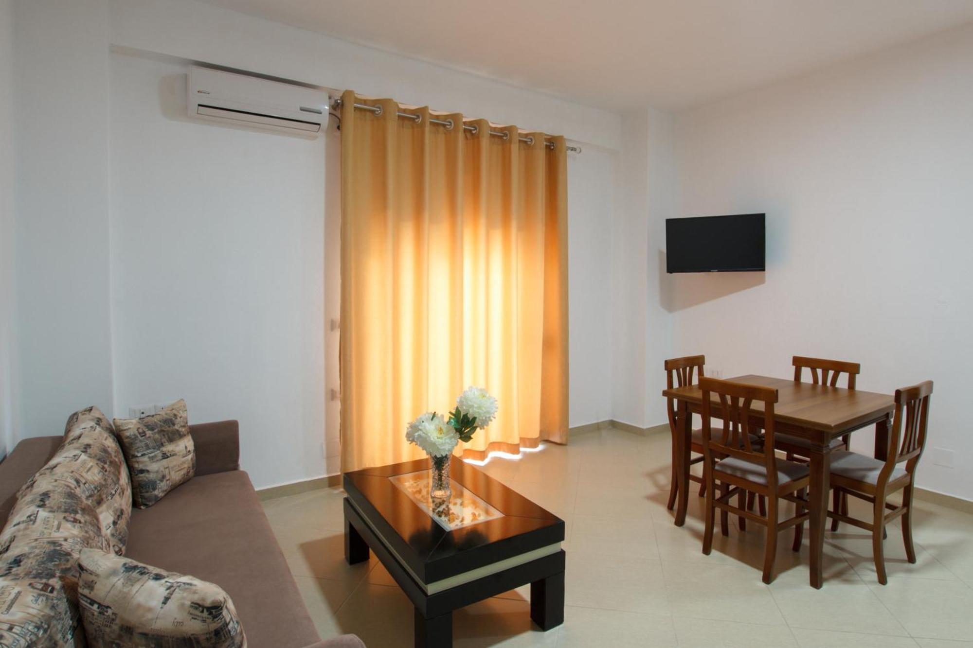 ساراندا Grand Blue Aparthotel المظهر الخارجي الصورة